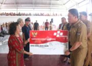 Komitmen Turunkan Angka Kemiskinan di Minsel, Bupati FDW Serahkan Buku Tabungan dan KKS