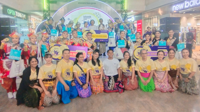 Peserta juara 1 dan 2 serta 3, foto bersama dengan seluruh Tim Juri, pada acara #MenaridiMall2025, di Manado Town Square,