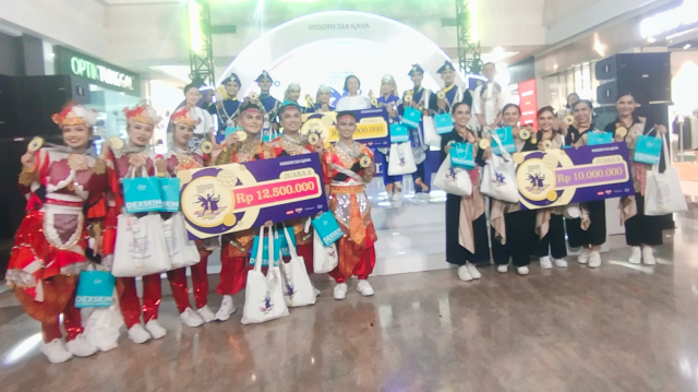 Peserta juara 1 dan 2 serta 3, foto bersama usai penyerahan hadiah.