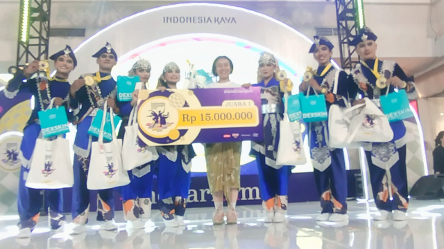 Sanggar Gendang Gamalama dari Kota Ternate berhasil menyabet gelar Juara 1, foto bersama Selly Asril, Program Manager, Indonesia Kaya, usai penyerahan hadiah.