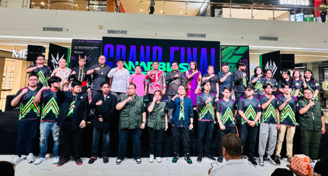 Foto bersama di sela-sela Grand Final Warbiasa Governor League 2025.