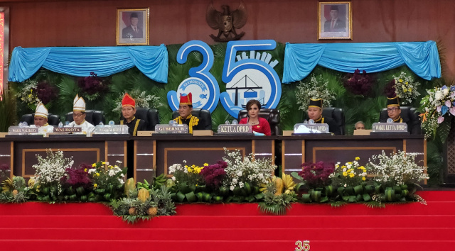 Gubernur Yulius hadir rapat paripurna DPRD Bitung dalam rangka HUT le-35.