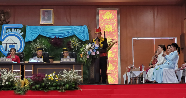 Gubernur Yulius memberikan sambutan pada rapat paripurna DPRD Bitung dalam rangka HUT ke-35.