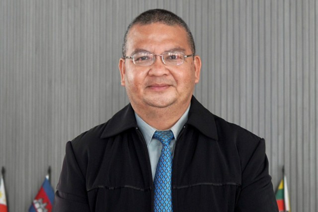 Willem J. Alfa Tumbuan, SE, MSc, PhD.