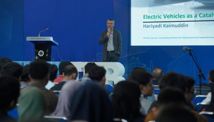 CEO BYD Haka Auto Paparkan Peran EV bagi Kemandirian Energi di Studium Generale ITB