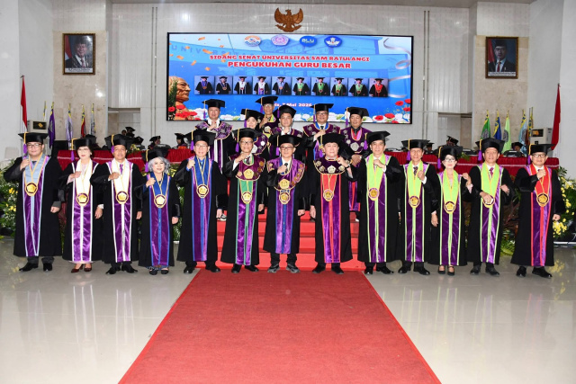 Foto bersama Rektor dengan Guru Besar Unsrat yang baru dikukuhkan.