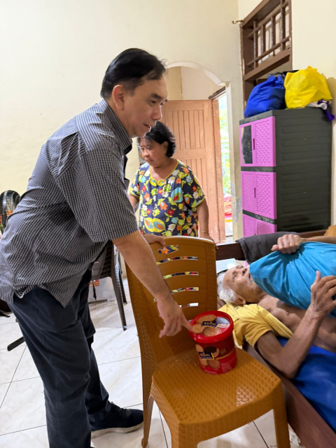 Panitia paskah menyapa para oma-oma atau lanjut usia dengan penuh kasih, dengan doa serta menyapa dengan kasih, seperti layaknya orang tua sendiri. Tampak ketua Enci Prof Liany  dan sekretaris Mener Prof Dedie dan bendahara panitia Mener Dr  Max, melayani salah satu oma yang sudah tidak bisa berjalan atau terbaring di tempat tidur.