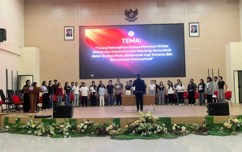 Kelompok mahasiswa pengisi acara melakukan gladi bersih di Auditorium Fakultas Kedokteran UNSRAT.