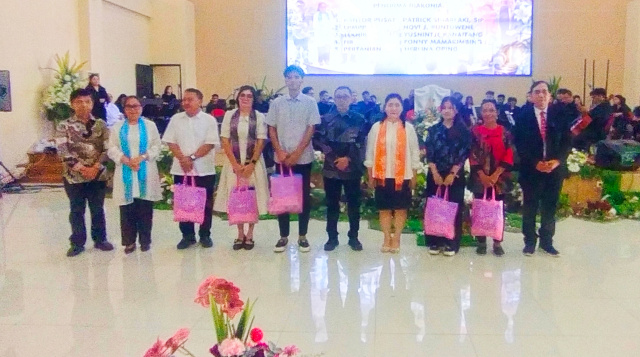 Foto bersama Rektor, Panitia dengan penerima diakonia.