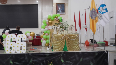 Panitia Dies sedang menata Panggung utama Selebrasi Dies Natalis ke 66.