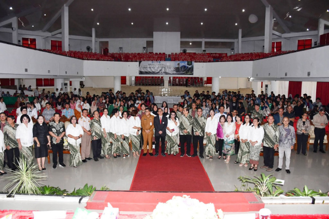 Foto bersama seluruh sivitas akademika Faperta Unsrat usai perayaan acara puncak Dies Natalis le-66, di Auditorium Prof. Soemitro.
