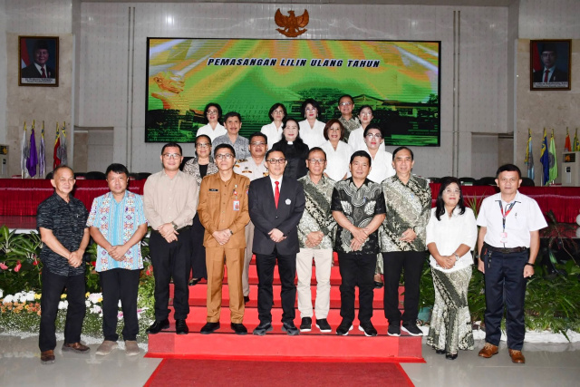 Foto bersama Rektor, Dekan, usai perayaan acara puncak Dies Natalis le-66, di Auditorium Prof. Soemitro.